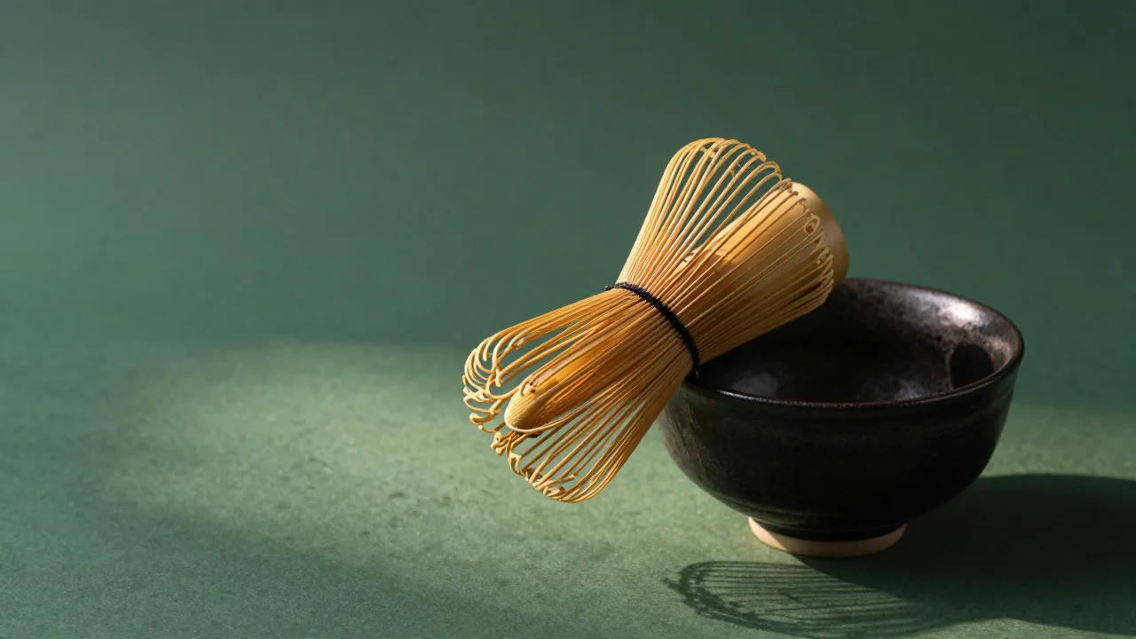The whisk makes the bowl